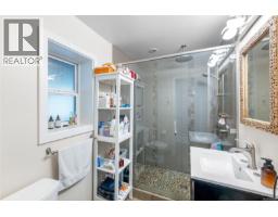 2881 Phyllis St, Saanich, BC V8N1Y8 Photo 54