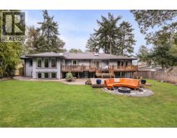 2881 Phyllis St, Saanich, BC V8N1Y8 Photo 68