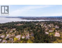 2881 Phyllis St, Saanich, BC V8N1Y8 Photo 73