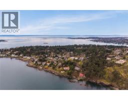 2881 Phyllis St, Saanich, BC V8N1Y8 Photo 75