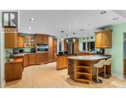 2881 Phyllis St, Saanich, BC V8N1Y8 Photo 81