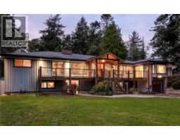2881 Phyllis St, Saanich, BC V8N1Y8 Photo 85