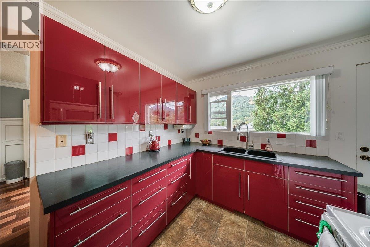 678 Schofield Highway, Warfield