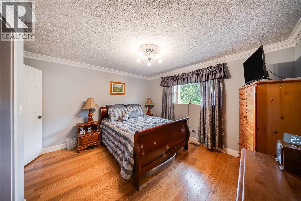 678 Schofield Highway, Warfield