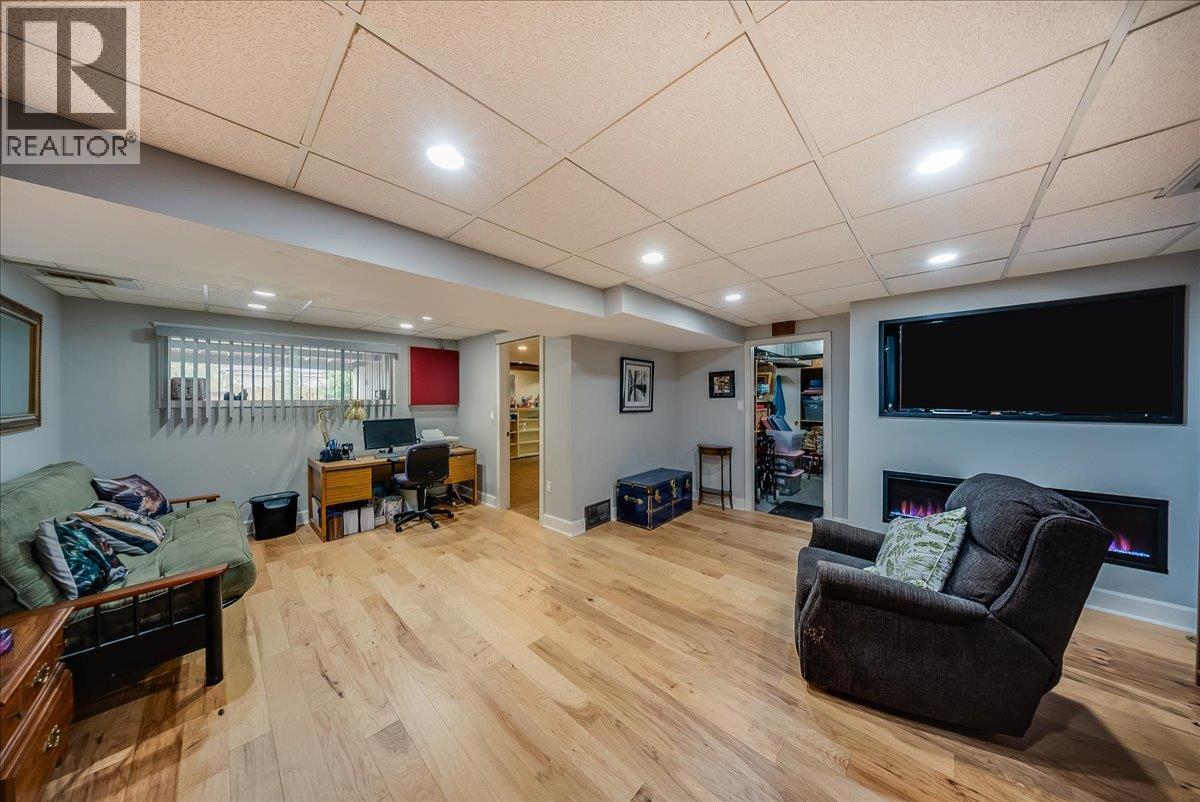 678 Schofield Highway, Warfield