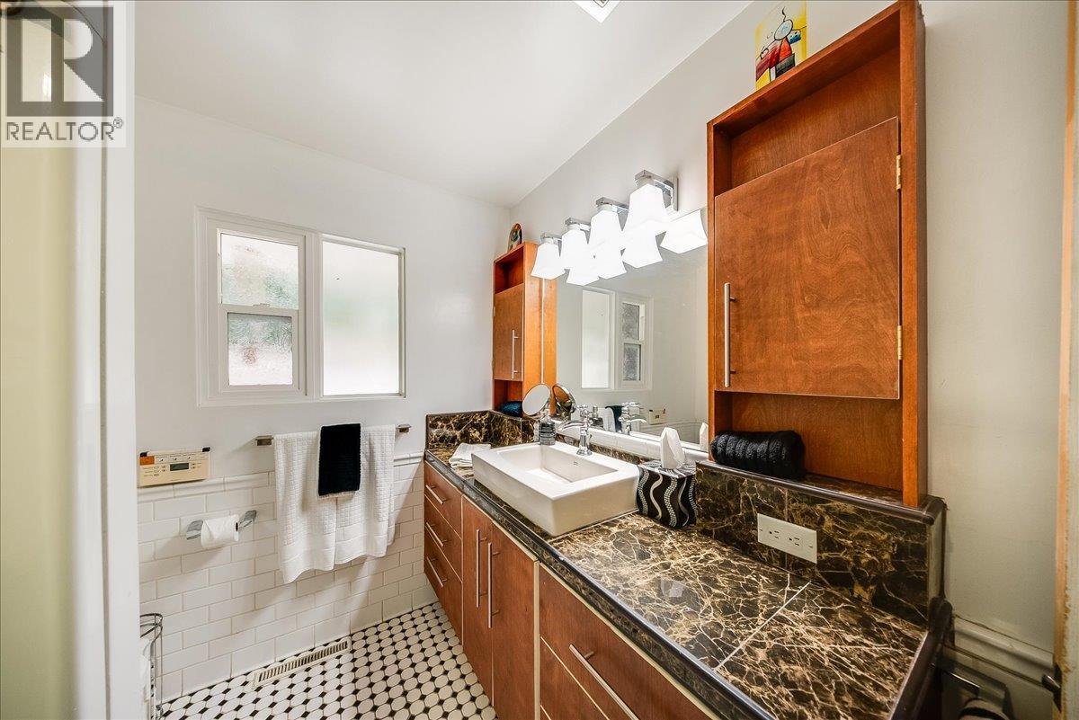 678 Schofield Highway, Warfield
