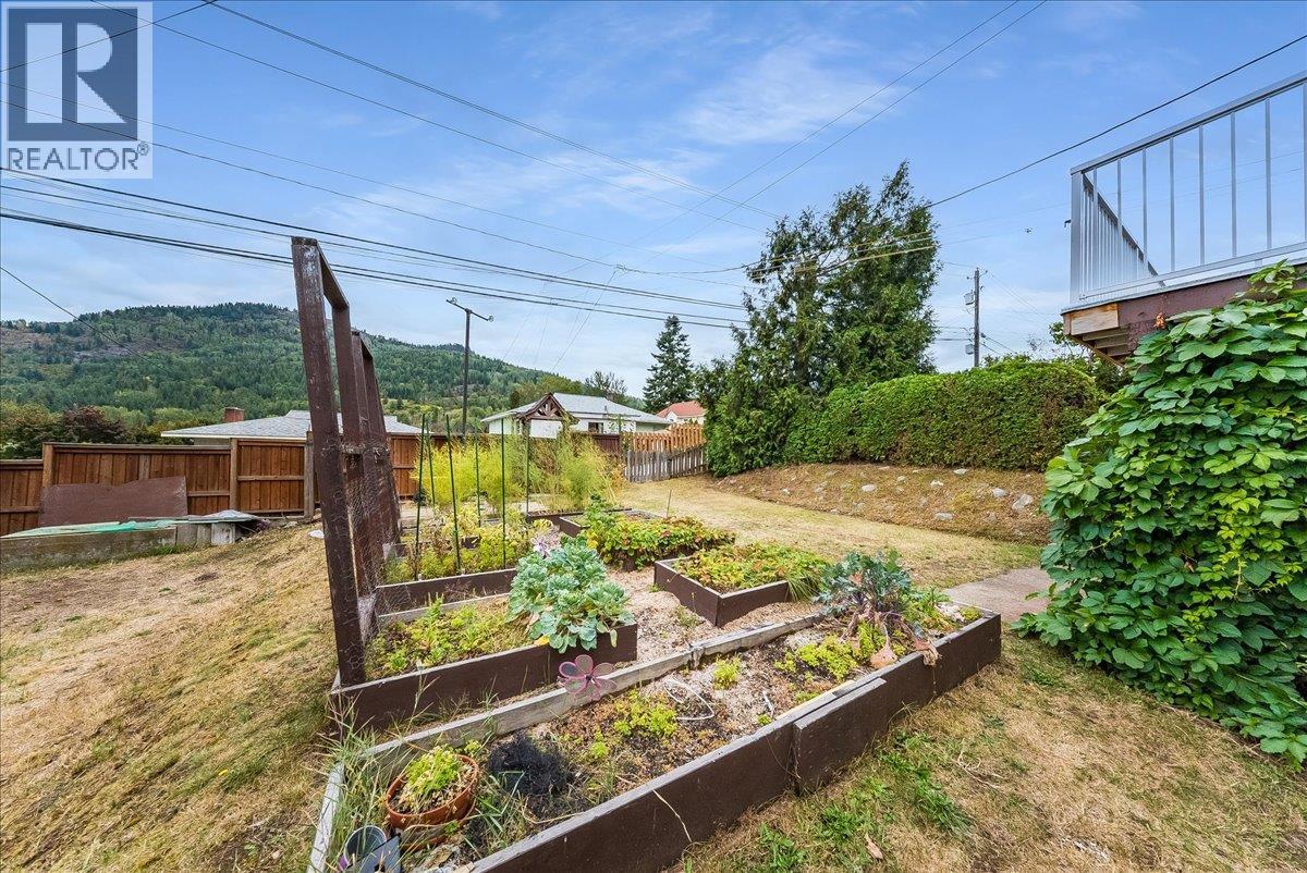 678 Schofield Highway, Warfield