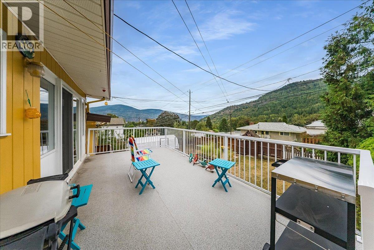 678 Schofield Highway, Warfield