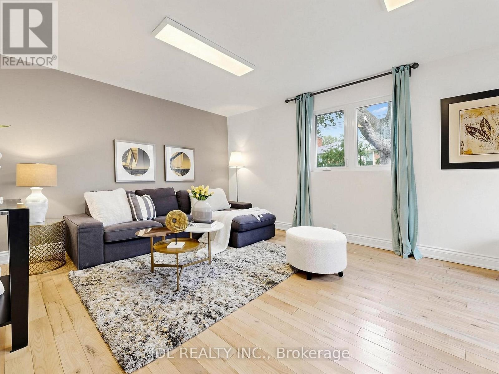 32 ASHMOUNT CRESCENT - 33
