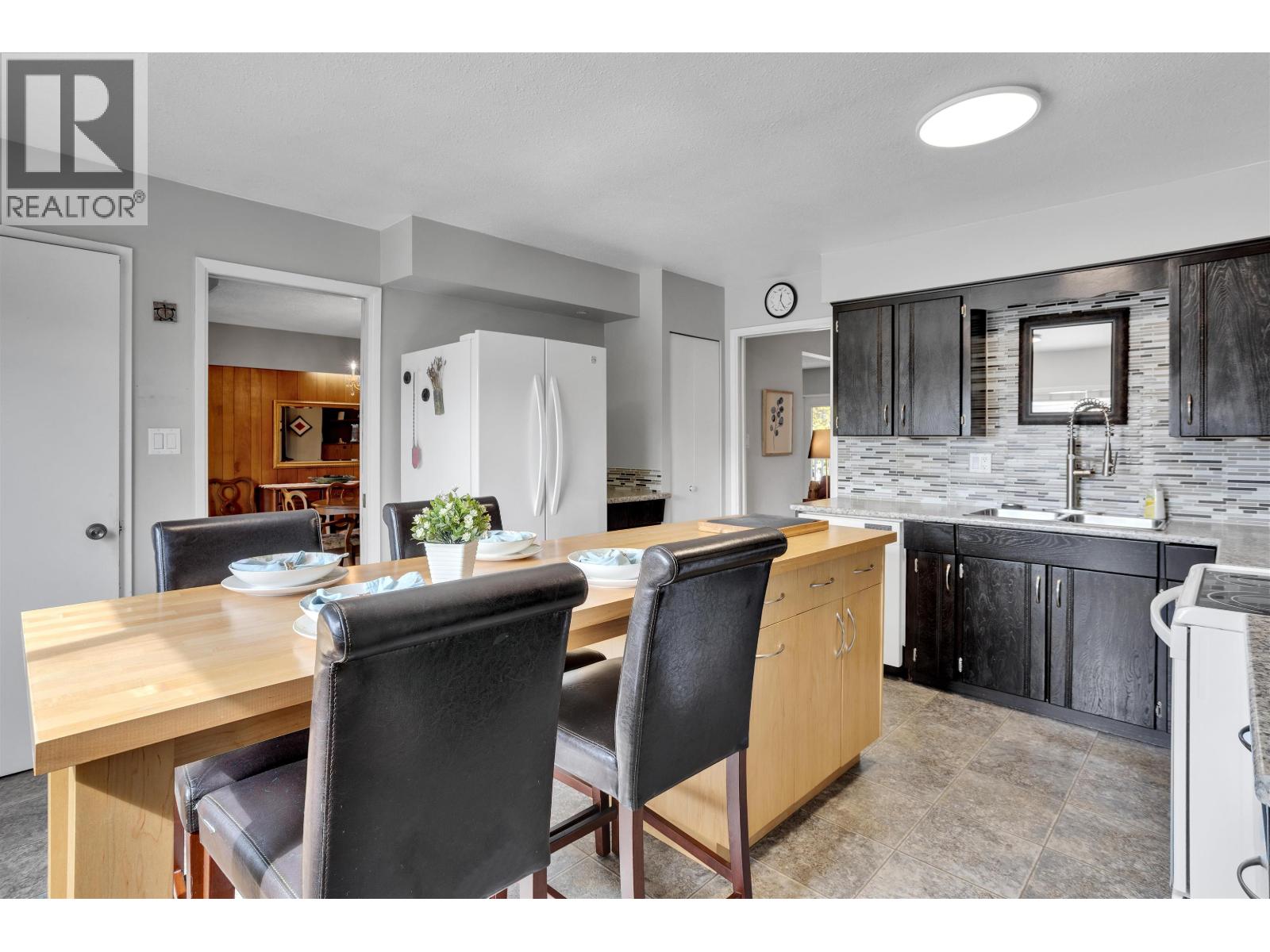 2412 E 40TH AVENUE, Vancouver