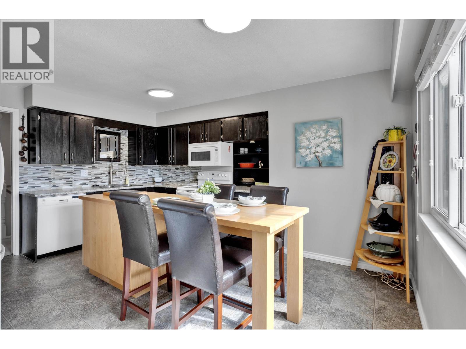 2412 E 40TH AVENUE, Vancouver