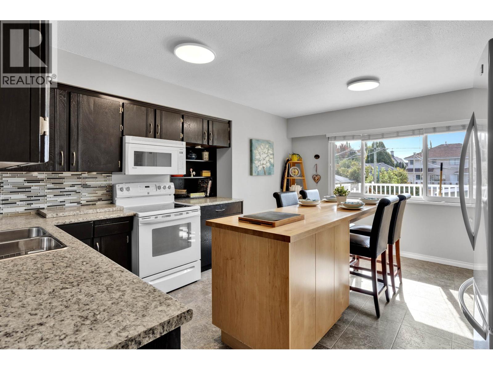 2412 E 40TH AVENUE, Vancouver