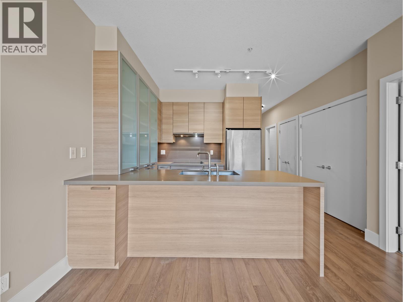 215 3606 ALDERCREST DRIVE, North Vancouver