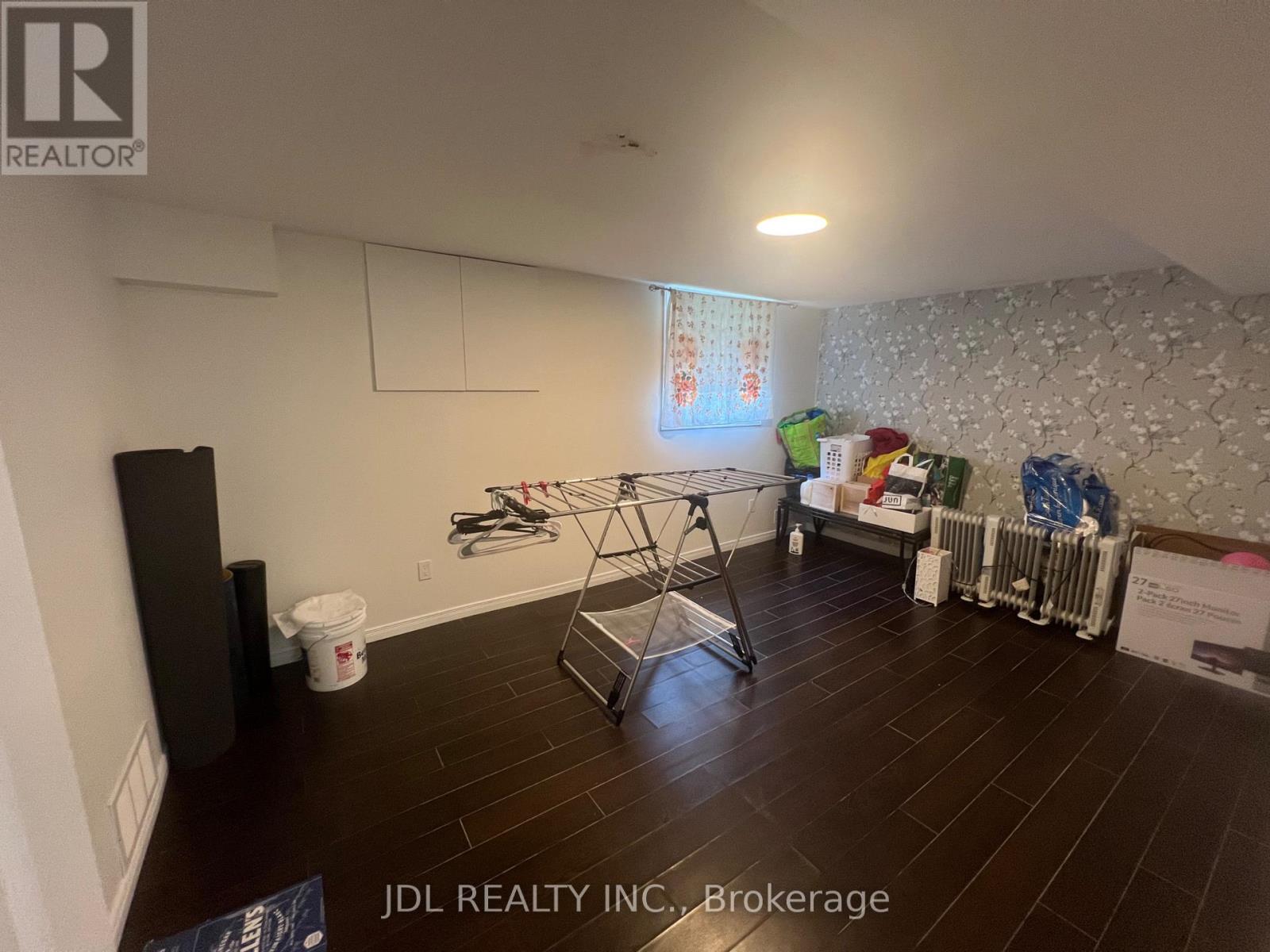 1045 OXFORD STREET E - 11