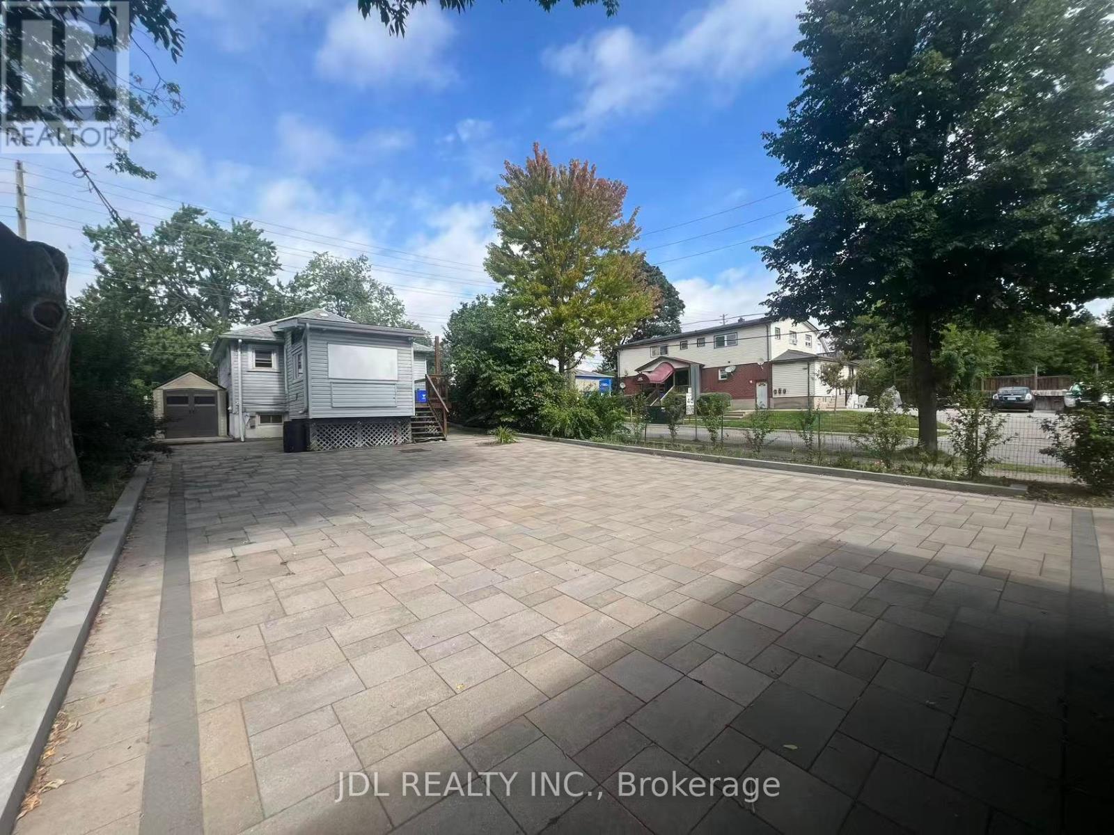 1045 OXFORD STREET E - 13