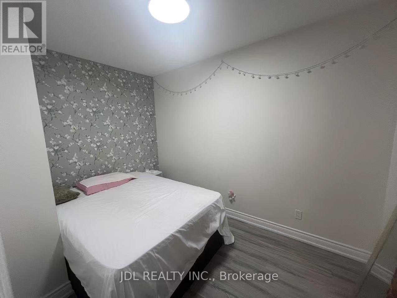 1045 OXFORD STREET E - 5