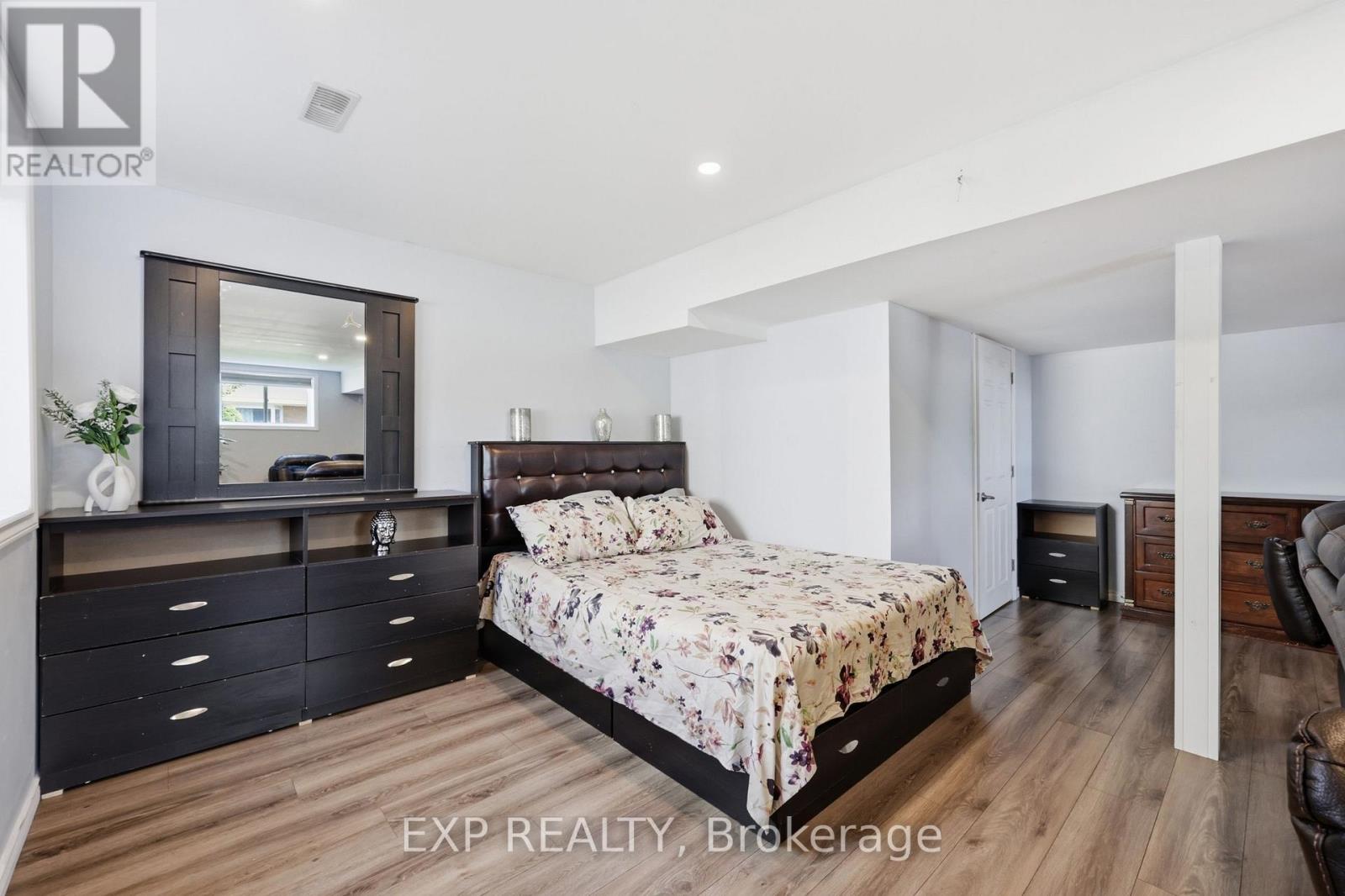 665 GREENHILL AVENUE N - 33