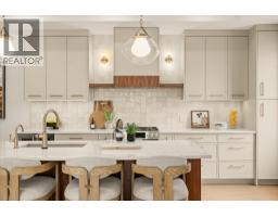 5pc Ensuite bath - 2435 Taylor Crescent Unit# 2, Kelowna, BC V1Y4L9 Photo 7