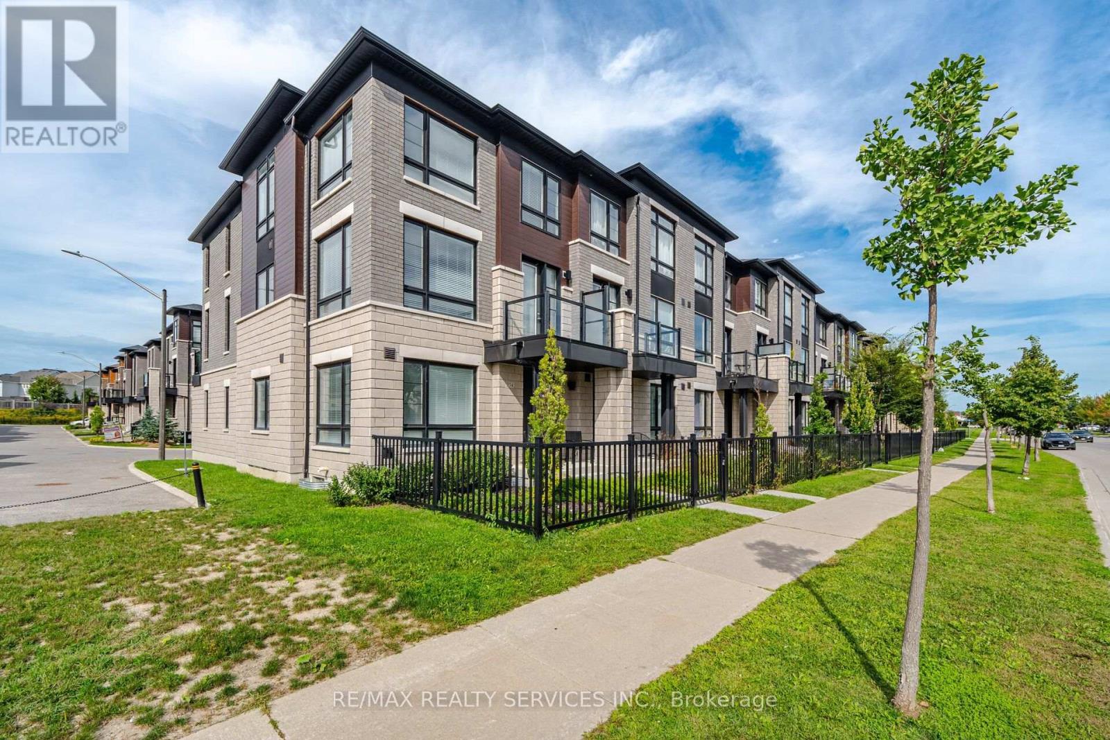 274 CARNWITH DRIVE E, Whitby (Brooklin) — photo 2