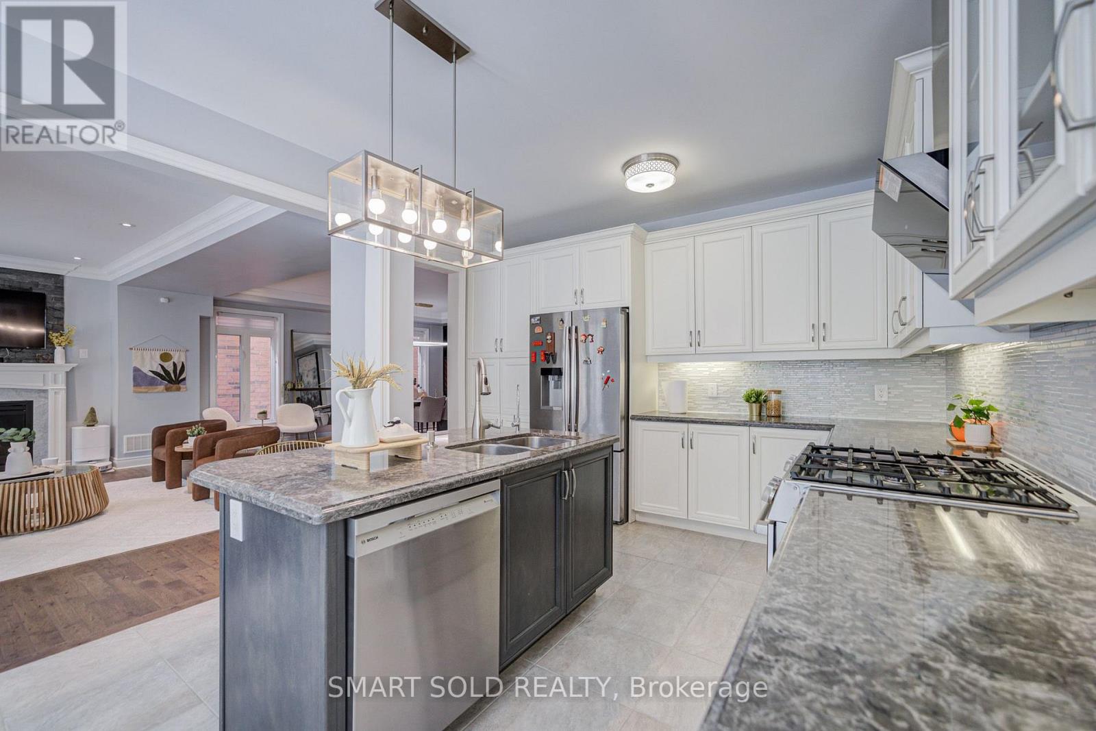 75 HOEY CRESCENT - 21