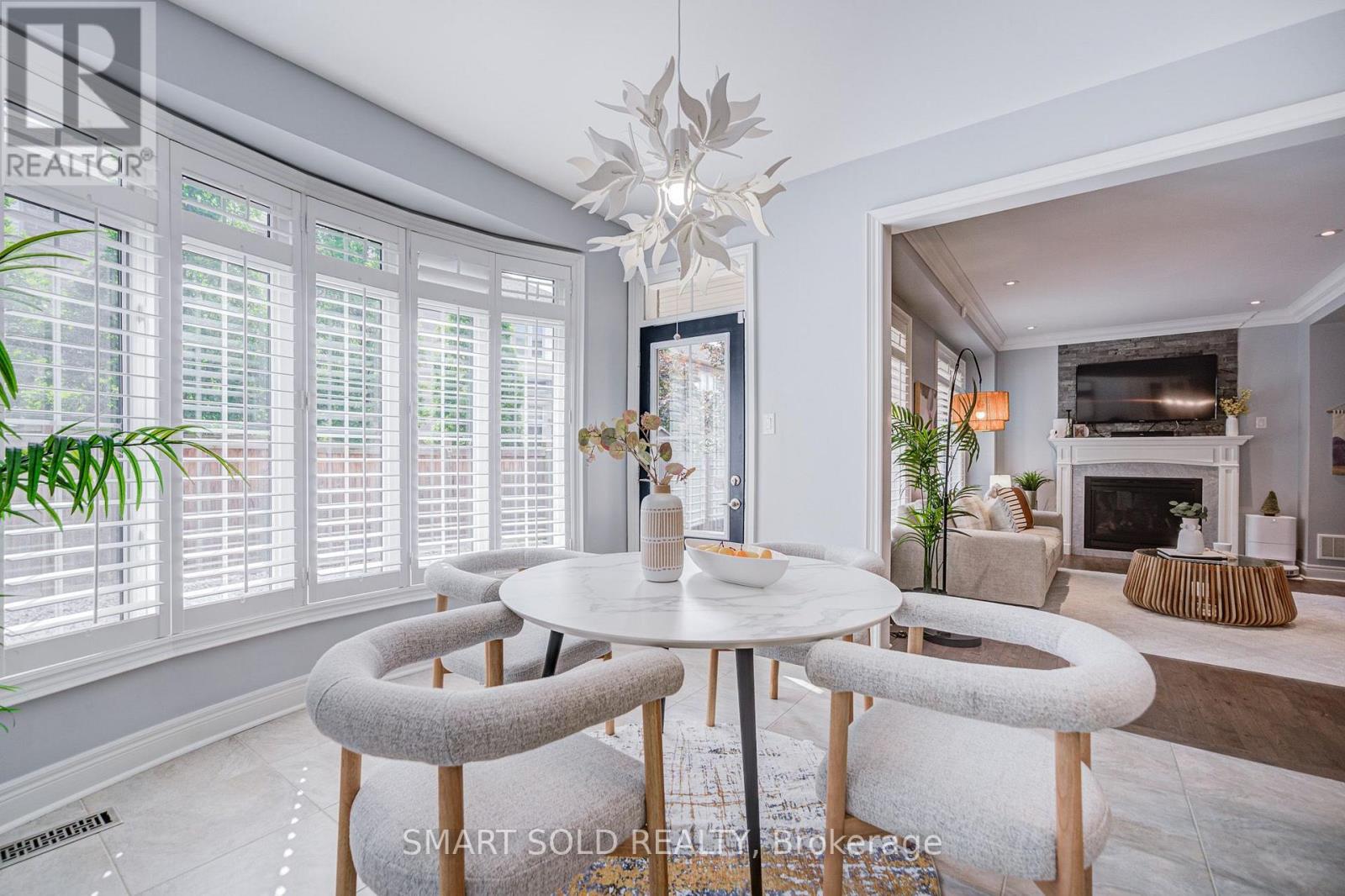 75 HOEY CRESCENT - 23