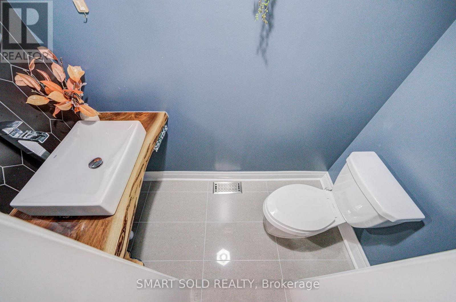 75 HOEY CRESCENT - 25