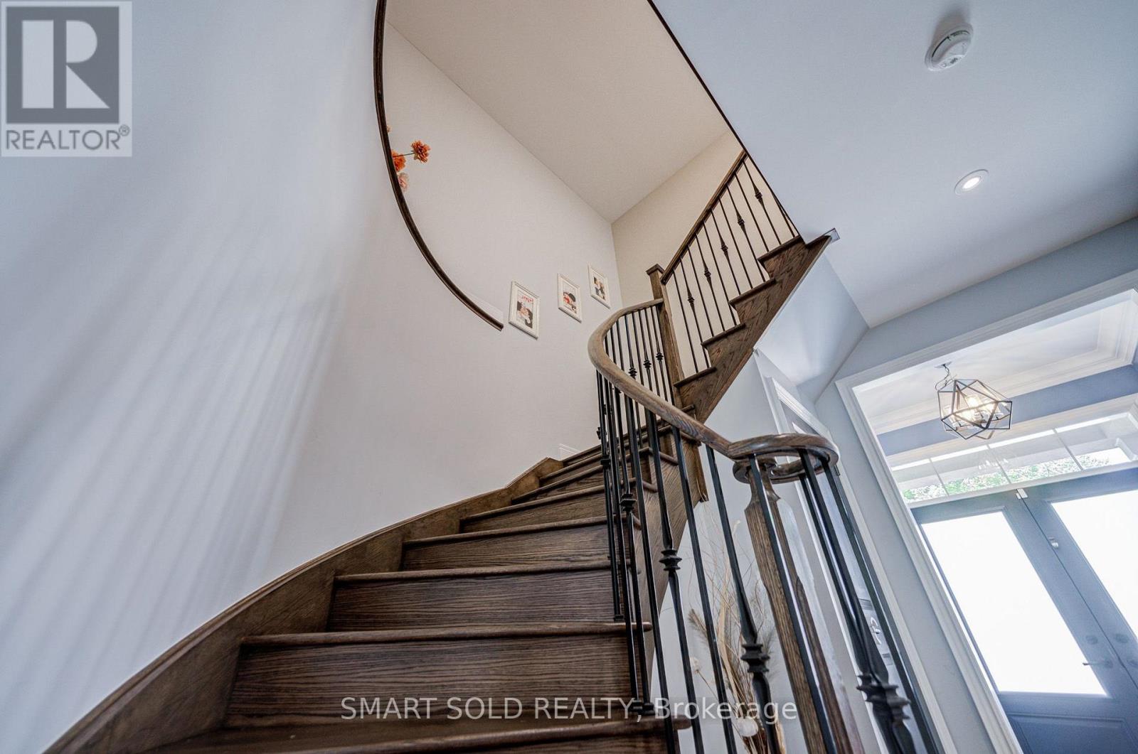 75 HOEY CRESCENT - 26