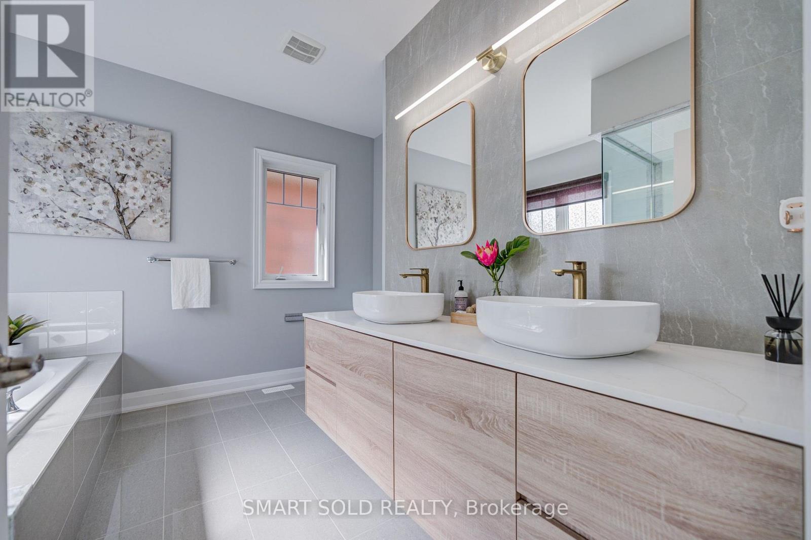 75 HOEY CRESCENT - 32