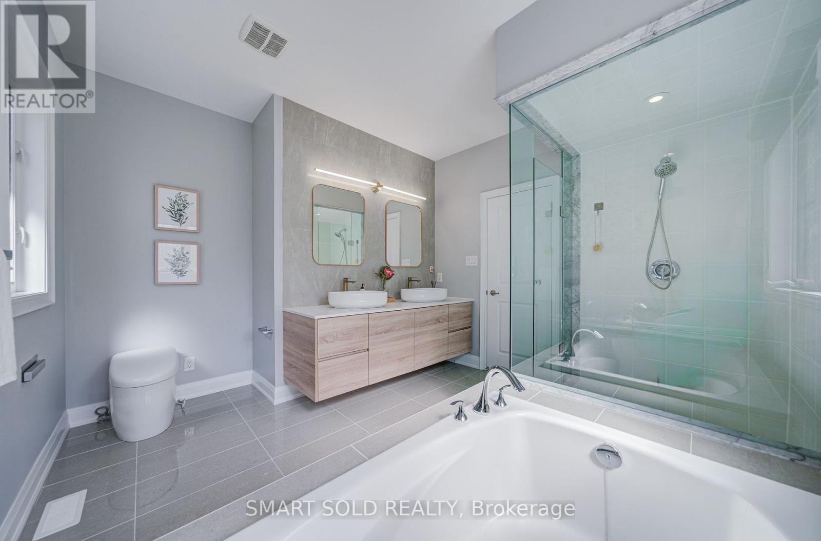 75 HOEY CRESCENT - 33