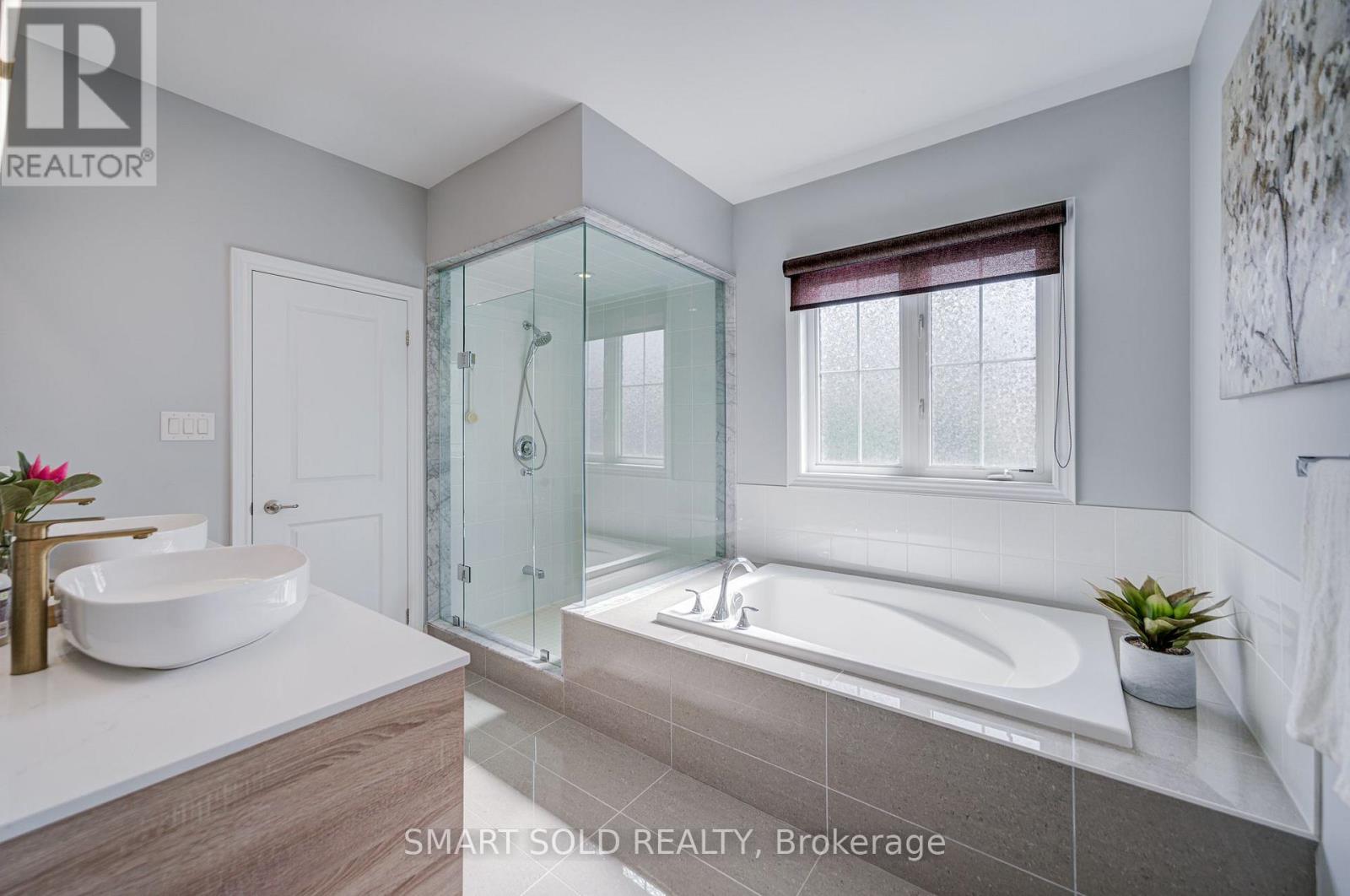 75 HOEY CRESCENT - 34