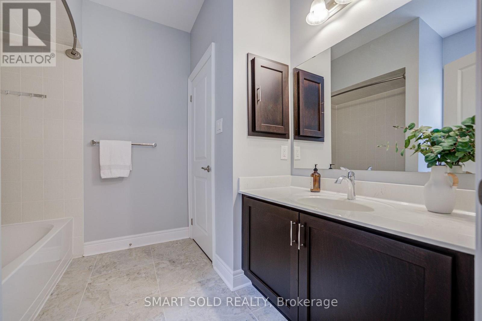 75 HOEY CRESCENT - 36