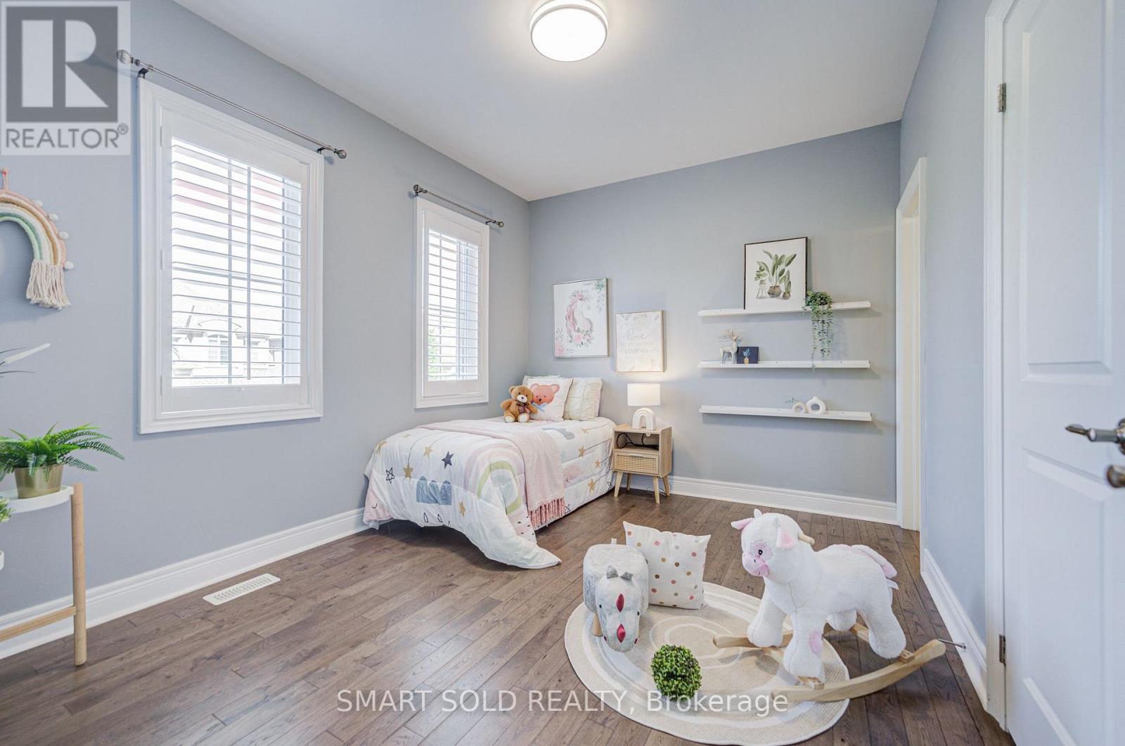 75 HOEY CRESCENT - 38