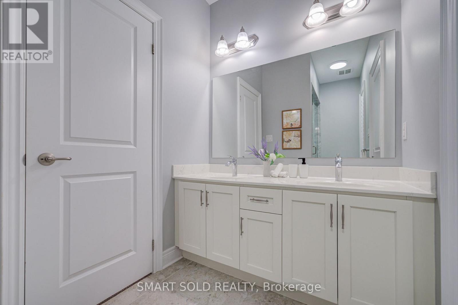 75 HOEY CRESCENT - 39
