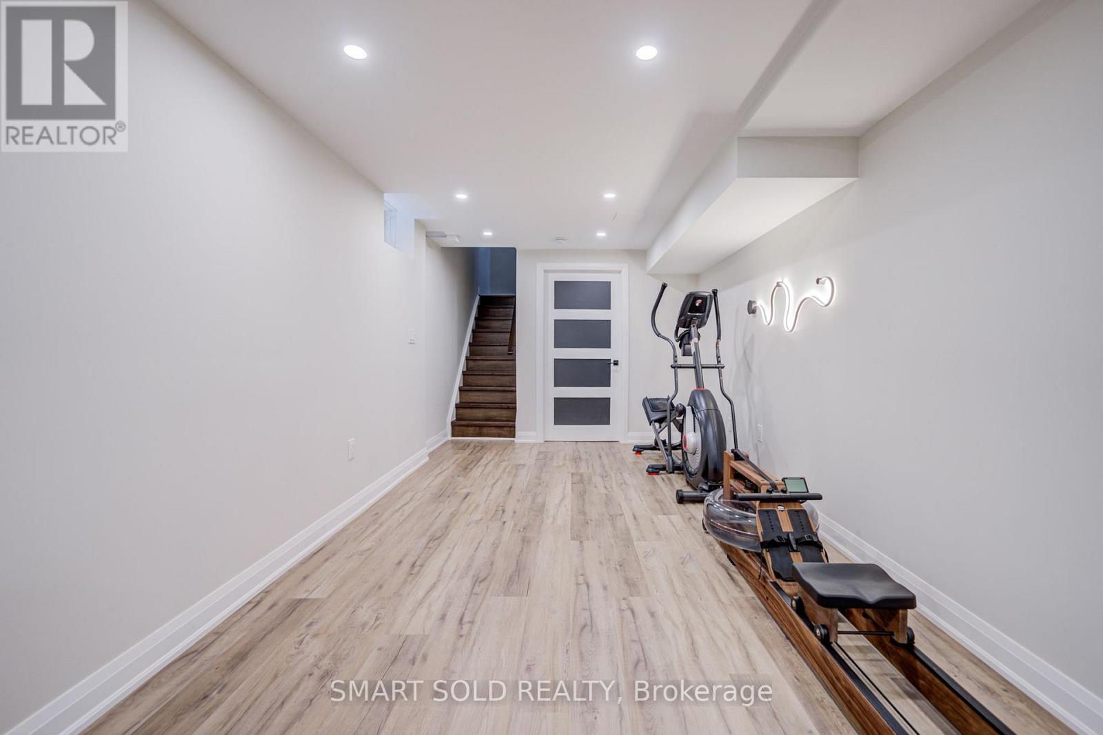 75 HOEY CRESCENT - 42