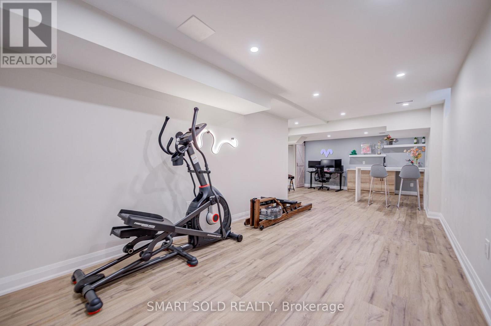 75 HOEY CRESCENT - 43