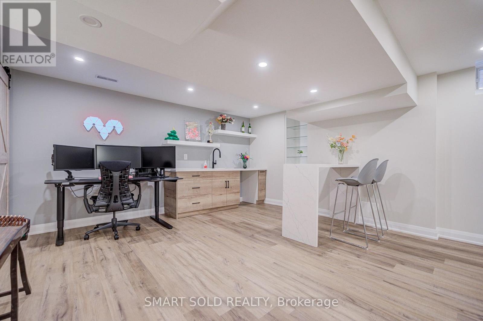 75 HOEY CRESCENT - 45