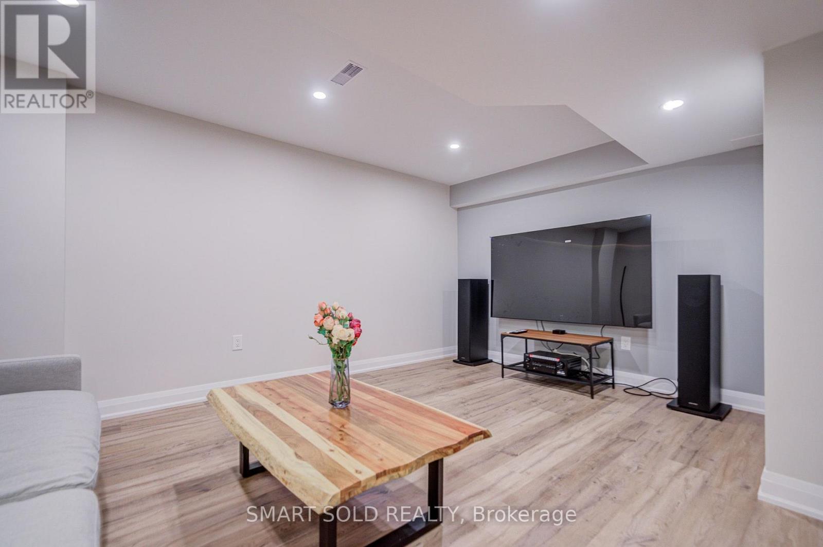 75 HOEY CRESCENT - 46