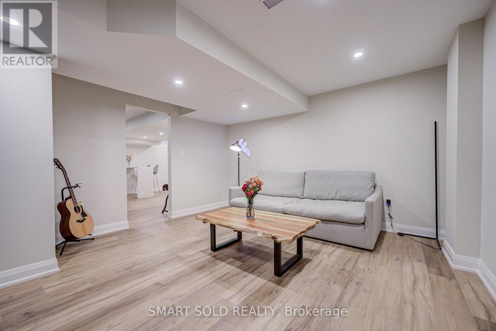 75 HOEY CRESCENT - 47