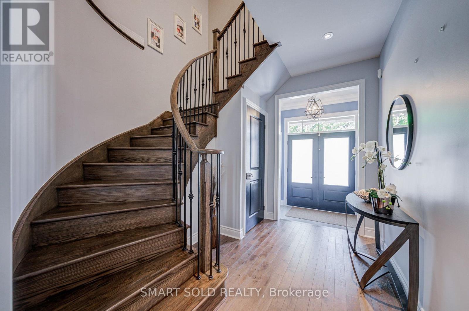 75 HOEY CRESCENT - 9