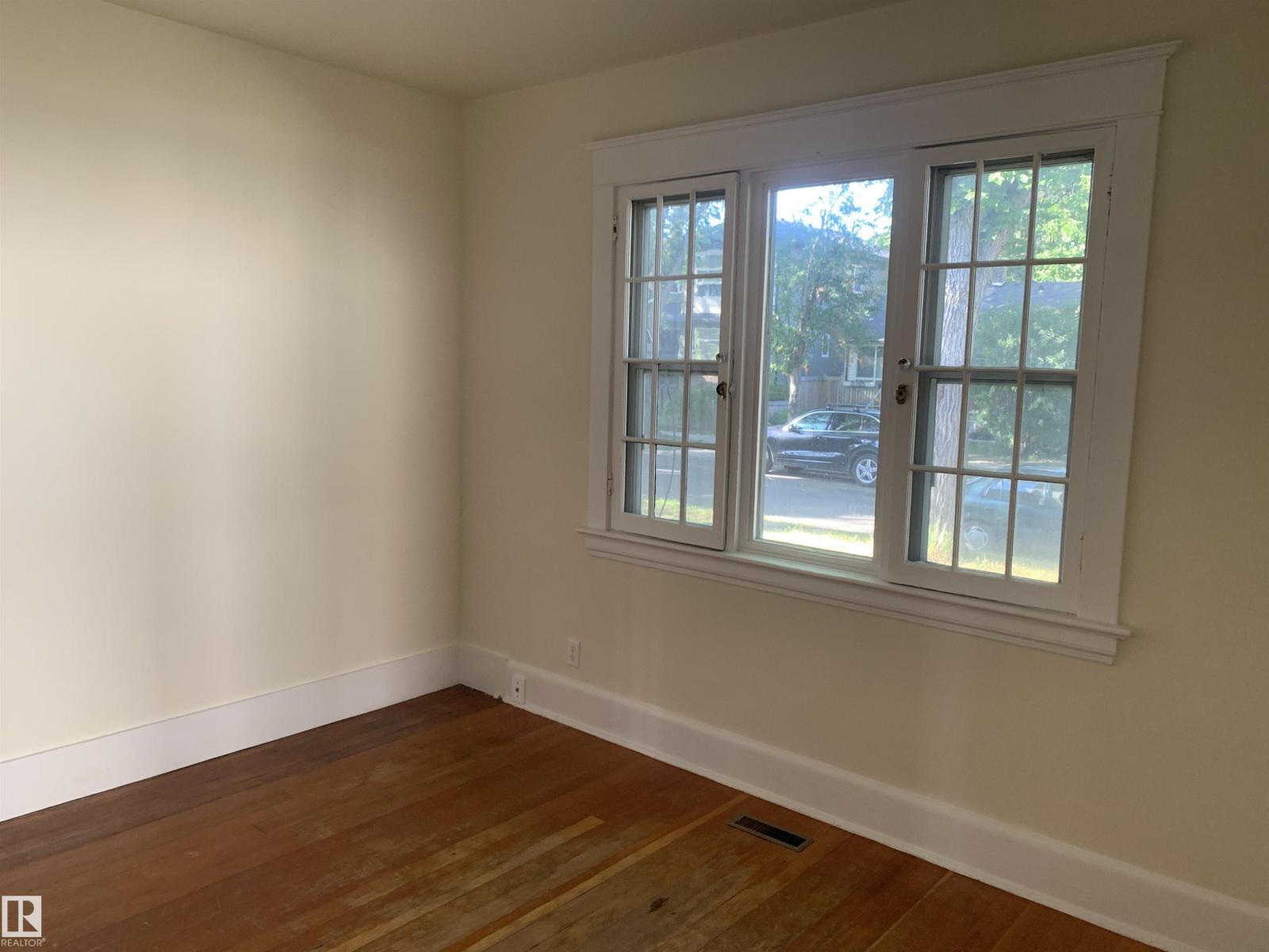 9833 90 AV NW - 2