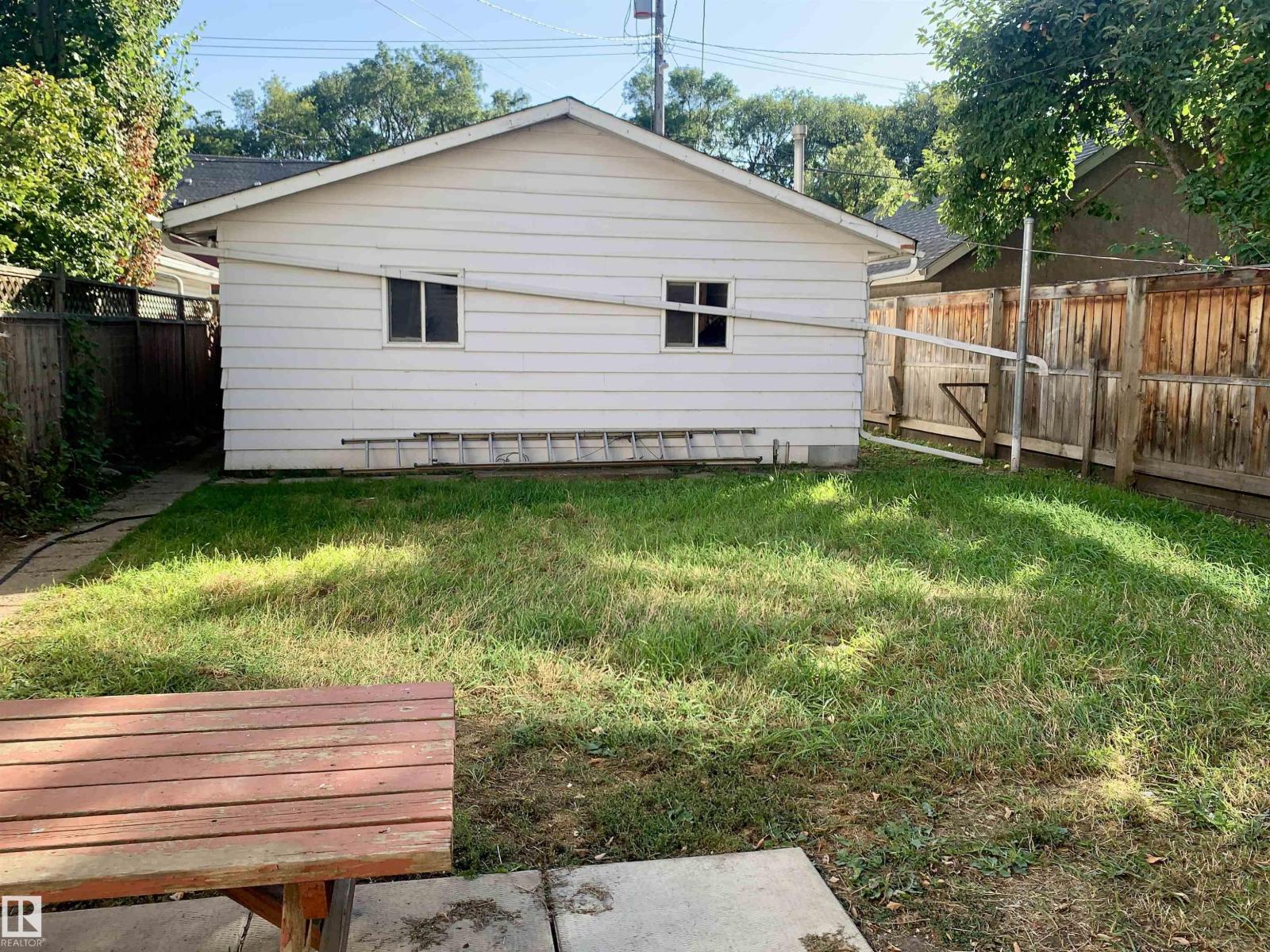 9833 90 AV NW - 6