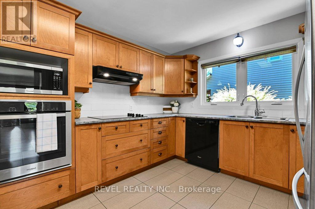 2555 REGINA STREET photo 9