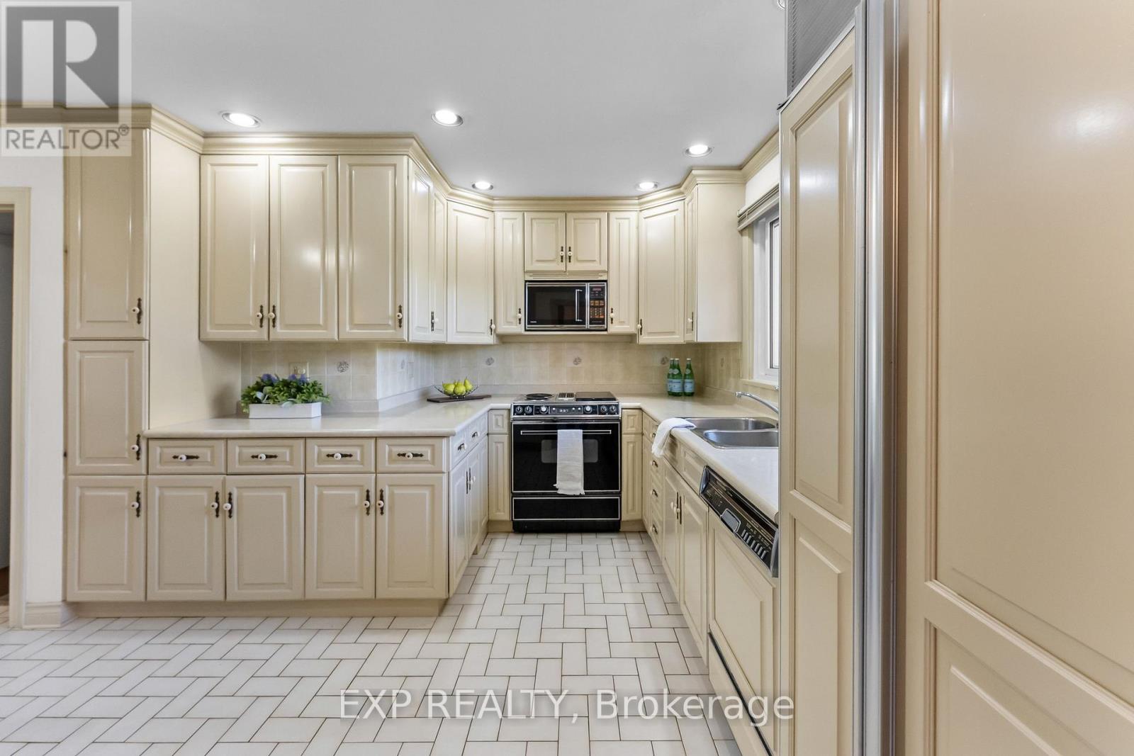 3546 ETON CRESCENT - 22
