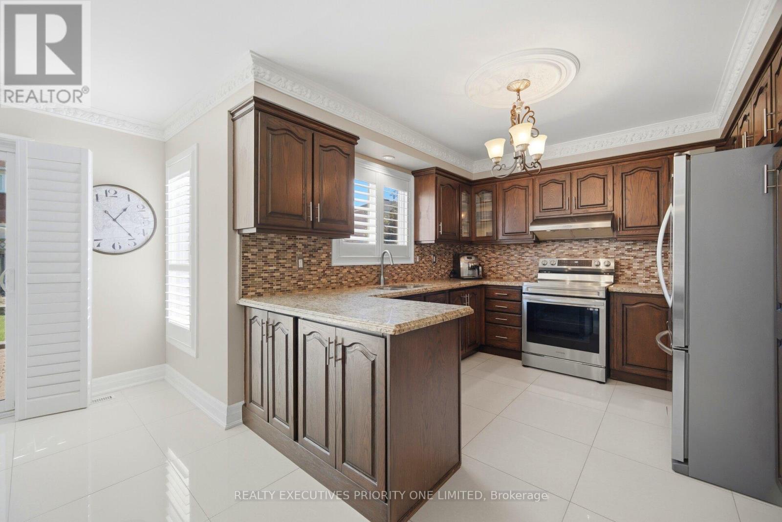 139 JADE CRESCENT - 9