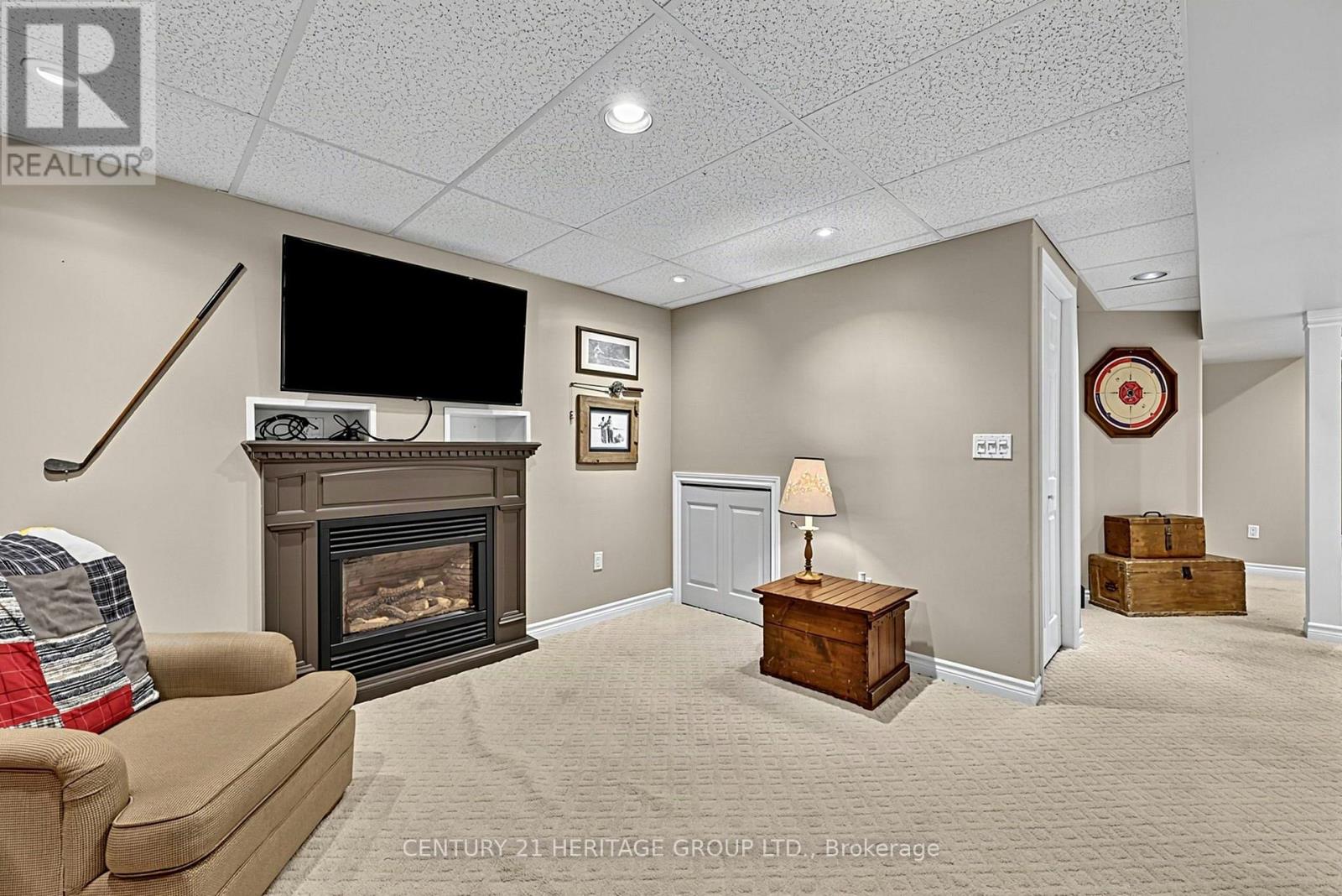 11 BISHOP CRESCENT - 33