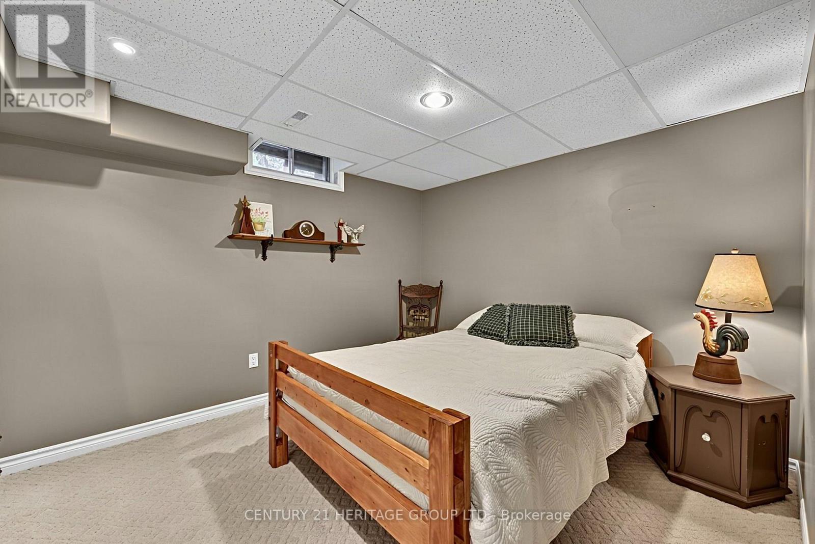 11 BISHOP CRESCENT - 34