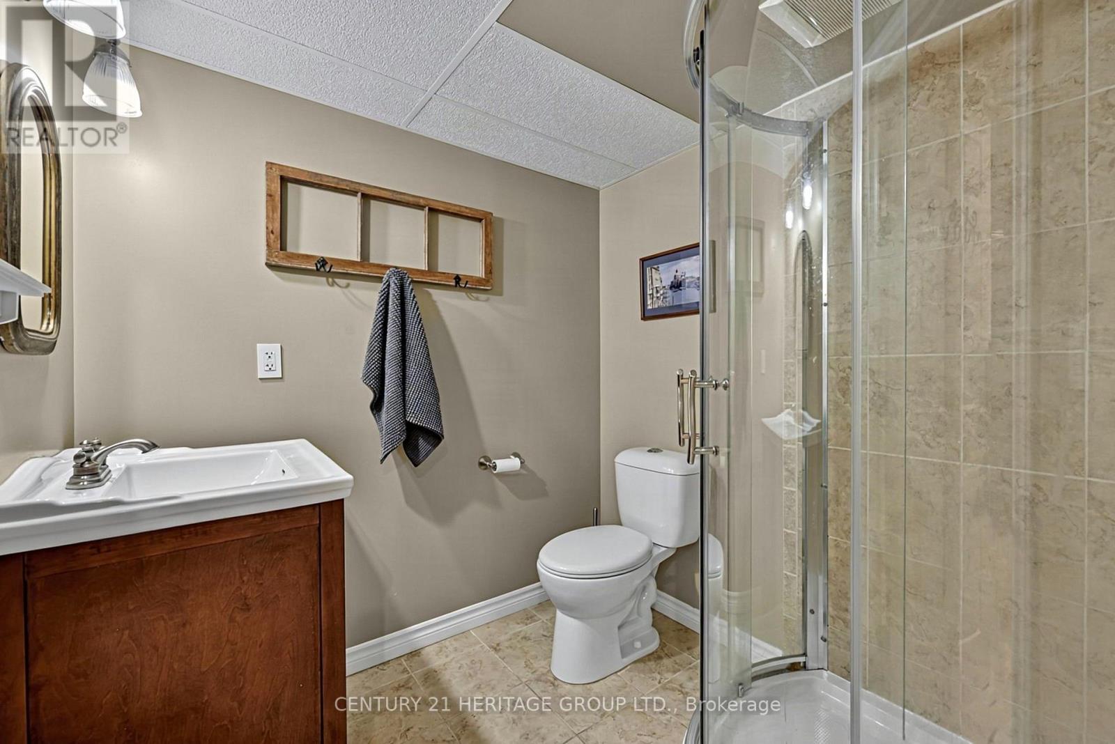 11 BISHOP CRESCENT - 35