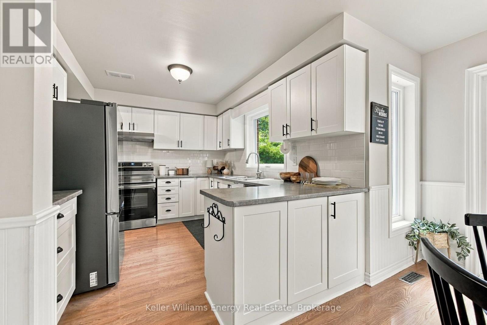 123 Erickson Drive, Whitby, ON photo 4