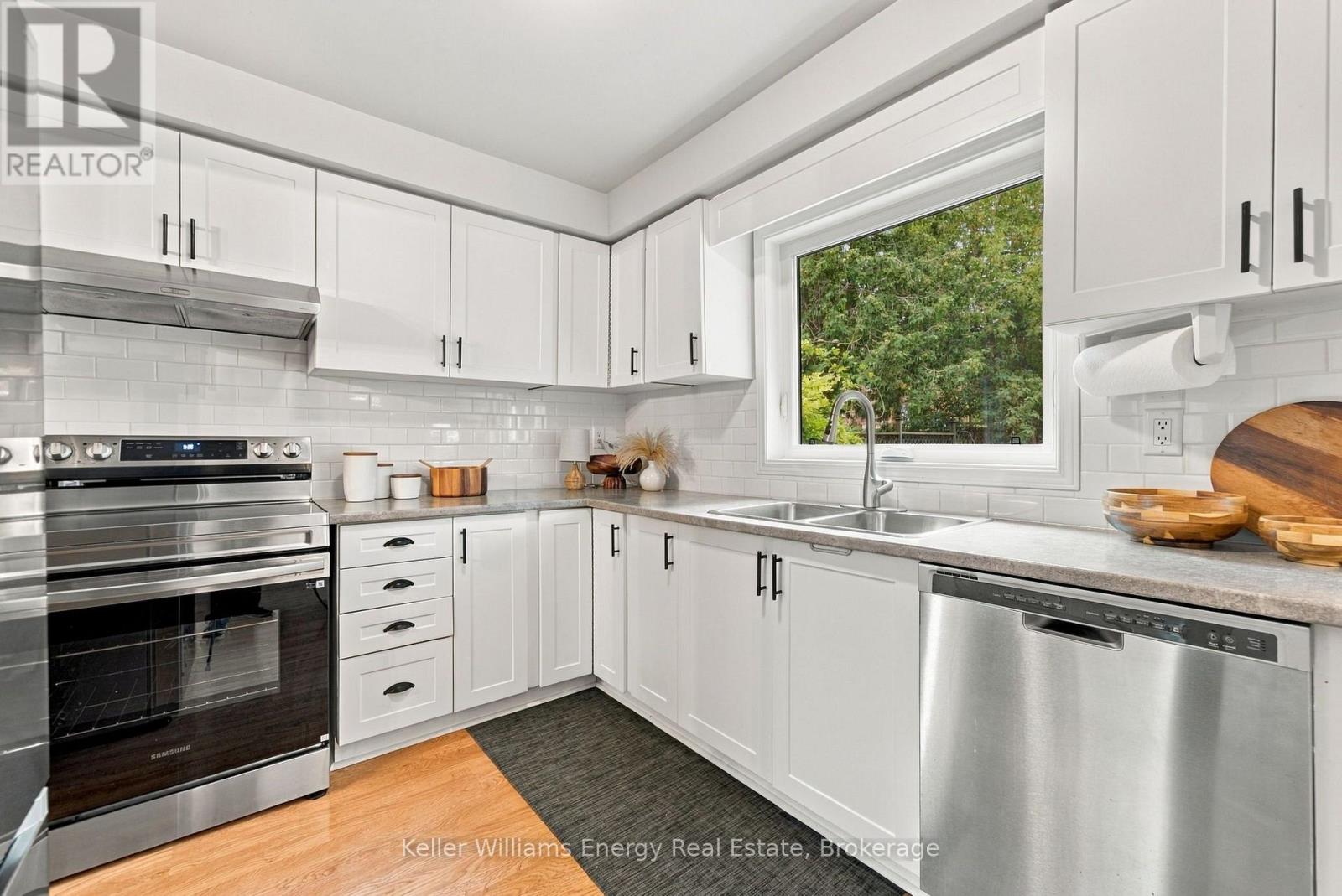 123 Erickson Drive, Whitby, ON photo 5