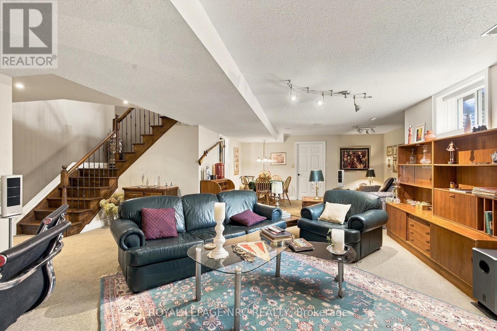 #8 3232 MONTROSE ROAD - 26